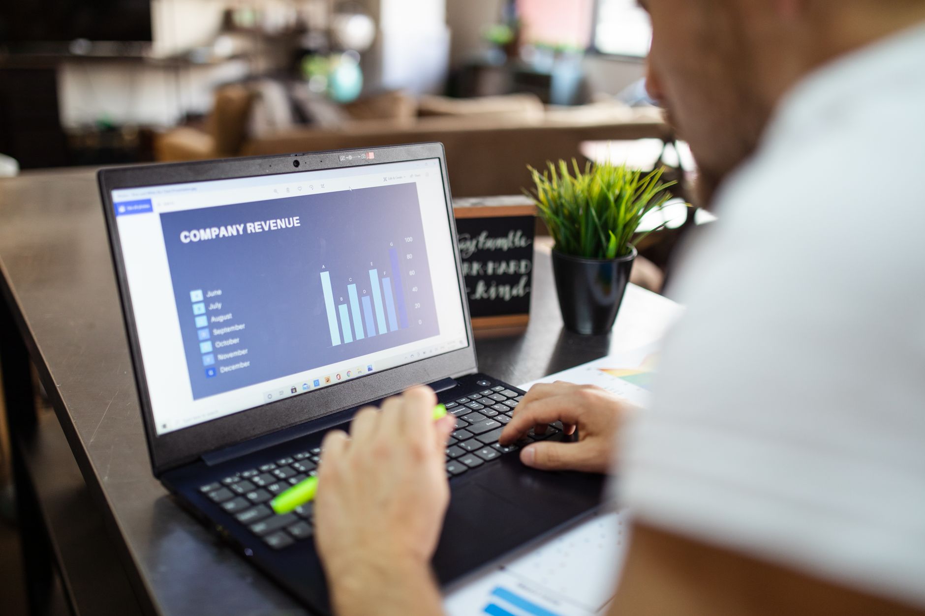 Revenue enablement feiler ikke pa AI, men pa ledelsen